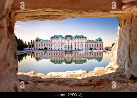 Belvedere in Wien: Blick auf die Wasserreflexion durch Steinfenster bei Sonnenuntergang Stockfoto