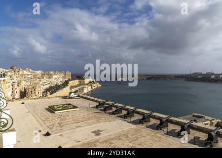 Valletta, Malta, 23. Dezember 2023: Blick auf die Saluting Battery und den Großen Hafen von Valletta, Europa Stockfoto