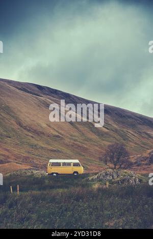 Retro-Style-Bild Eines Vintage-Campervans in der schottischen Wildnis Stockfoto