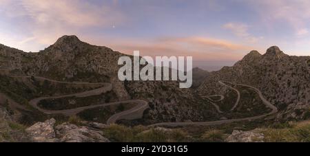 Panorama Sonnenaufgangslandschaft in den Tramuntana Bergen von Mallorca mit Blick auf die Wahrzeichen Schlangenstraße, die hinunter nach Sa Calobra führt Stockfoto