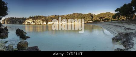 Panoramablick auf die idyllische Cala Macarella im Süden Menorcas Stockfoto