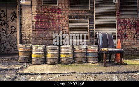 Urbanes Bild von Bierfässern in einer Gasse hinter Einer Bar oder einem Pub Stockfoto