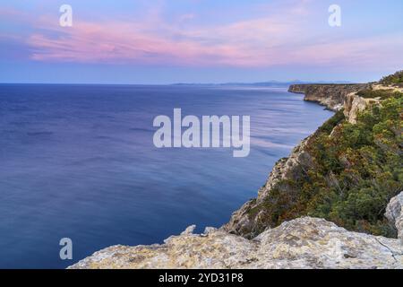 Blick auf die Klippen und die Küste am Cap Blanc im Süden Mallorcas bei Sonnenaufgang Stockfoto