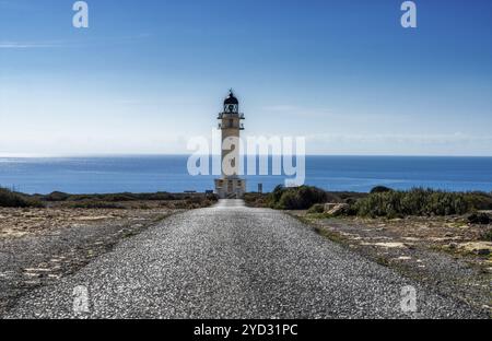 Eine lange Landstraße führt zum Leuchtturm am Cap de Barbaria auf der Insel Formentera Stockfoto