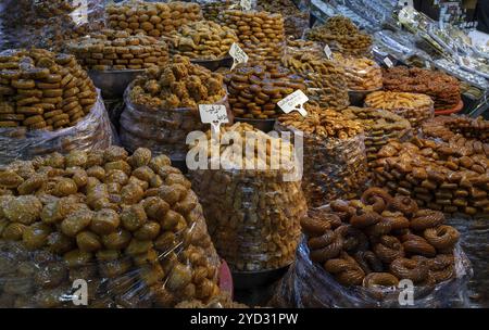 Meknes, Marokko, 5. März 2024: Nahaufnahme verschiedener marokkanischer Backwaren und Süßwaren in einem Marktstand im Souk von Meknes, Afrika Stockfoto