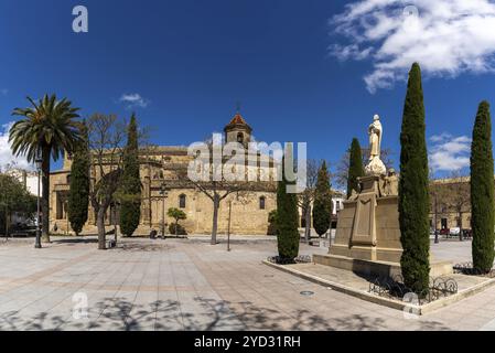 Ubeda, Spanien, 3. April 2024: Panoramablick auf den 1. Mayo-Platz in Ubeda mit der Kirche San Pablo und dem Denkmal San Juan de la Cruz, Europa Stockfoto