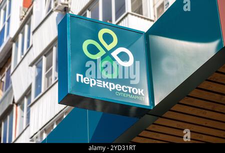 Schild mit Emblem eines Perekrestok Stores Stockfoto