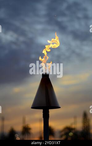 Urlaub-Bild einer Hawaiian Tiki-Fackel bei Sonnenuntergang Stockfoto