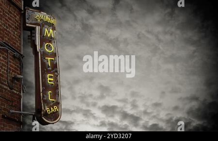 Ein Grungy Alte Neon Motel Zeichen gegen einen stürmischen Himmel mit Kopie Raum Stockfoto