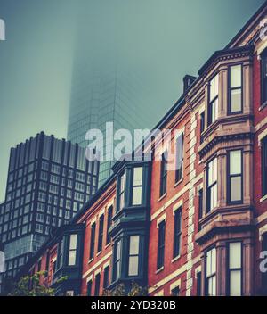 Red Brick Victorian Terrace Häuser In Back Bay, Boston, Vor Modernen Wolkenkratzern Stockfoto