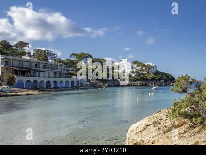 Portinatx, Spanien, 3. Februar 2024: Das idyllische Dorf und der Naturhafen Portinatx im Norden Ibizas, Europa Stockfoto