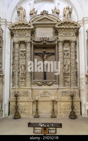 Lecce, Italien, 30. November 2023: Altar in einer Seitenkapelle der Kirche Saint Irene in der Altstadt von Lecce, Europa Stockfoto