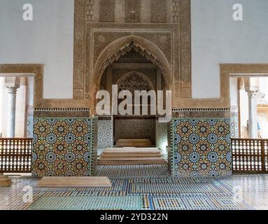 Marrakesch, Marokko, 23. März 2024: Typoische marokkanische Architektur mit Zeliij-Mosaiken und geschnitztem Zedernholzbogen in den saadischen Gräbern in Marrakesch, AF Stockfoto