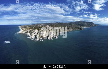 Panoramablick auf die Landschaft der Drohne auf Capo Vaticano in Kalabrien Stockfoto