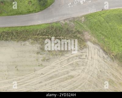 Luftaufnahme über einem überfluteten Feld, die die Auswirkungen ungewöhnlicher starker Regenfälle auf ländliche Landschaften im Herbst zeigt Stockfoto