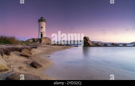 Panoramablick auf den Leuchtturm Punta Palau an der Smaragdküste Sardiniens bei Sonnenaufgang Stockfoto