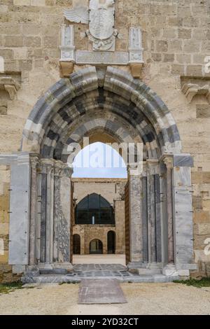 Syrakus, Italien, 28. Dezember 2023: Blick auf das Eingangstor zum Schloss Maniace auf der Isola di Ortigia in Sirakus, Europa Stockfoto