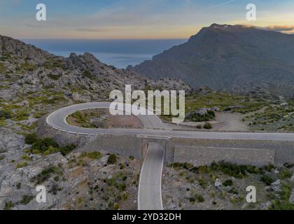 Hochwinkelansicht der NUS de Sa Corbata Haarnadelkurve in der Serra Tramuntana von Mallorca in der Nähe des Coll de Reis Bergpasses Stockfoto