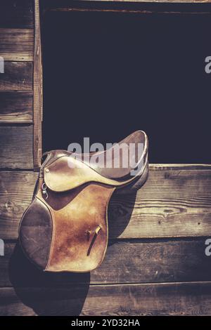 Americana Bild eines Pferdes Sattel hängen in einem Ranch stabile Tür mit Kopie Raum Stockfoto
