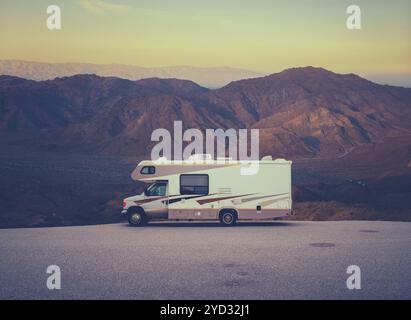 Retro-Wohnmobile in der kalifornischen Wüste bei Sonnenuntergang Stockfoto