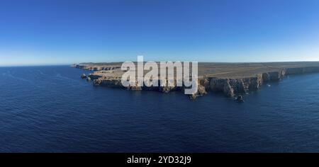 Ein Panoramablick auf den Leuchtturm Punta Nati und die Küstenklippen im Nordwesten Menorcas Stockfoto