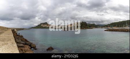 Castelsardo, Italien, 16. Januar 2024: Panoramablick auf die farbenfrohe Hügellandstadt und den Hafen von Castelsardo im Norden Sardiniens, Europa Stockfoto