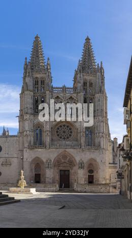 Burgos, Spanien, 14. April 2024: Vertikaler Blick auf das französische gotische Wahrzeichen der Kathedrale Santa Maria in der Innenstadt von Burgos, Europa Stockfoto