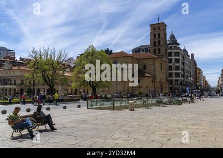 Leon, Spanien, 13. April 2024: Blick auf die Calle Ancha Street und die Innenstadt von Leon, Europa Stockfoto