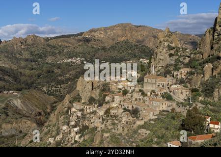 Pentedattilo, Italien, 16. Dezember 2023: Blick auf die Geisterstadt Pentedattilo Aspromonte in Kalabrien, Europa Stockfoto