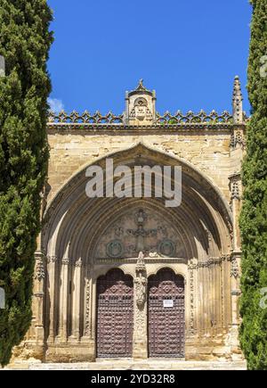 Ubeda, Spanien, 3. April 2024: Detailansicht der geschnitzten Tür der Kirche San Pablo, Europa Stockfoto