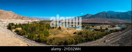 Panoramablick auf Leh City mit majestätischer Landschaft des Himalaya – Ladakh, Indien Stockfoto