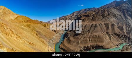 Panoramablick auf Leh City mit majestätischer Landschaft des Himalaya – Ladakh, Indien Stockfoto