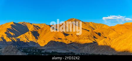 Panoramablick auf Leh City mit majestätischer Landschaft des Himalaya – Ladakh, Indien Stockfoto