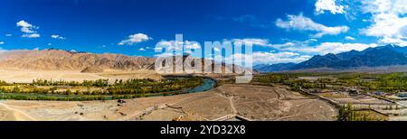 Panoramablick auf Leh City mit majestätischer Landschaft des Himalaya – Ladakh, Indien Stockfoto
