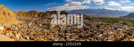 Panoramablick auf Leh City mit majestätischer Landschaft des Himalaya – Ladakh, Indien Stockfoto