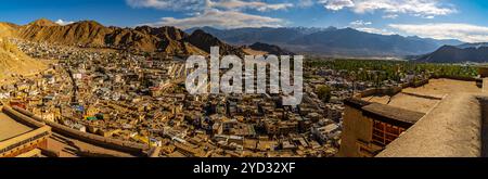 Panoramablick auf Leh City mit majestätischer Landschaft des Himalaya – Ladakh, Indien Stockfoto