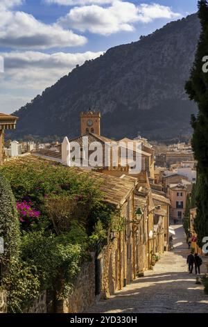 Pollenca, Spanien, 30. Januar 2024: Blick auf die berühmte Calvari-Treppe und die historische Bergstadt Pollenca im Norden Mallorcas, Europa Stockfoto