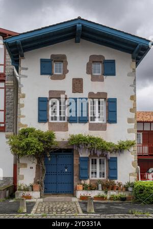 Ainhoa. Frankreich, 16. April 2024: Typisches buntes baskisches Haus im Bergdorf Ainhoa in den Pyrenäen Stockfoto