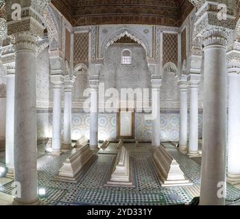 Marrakesch, Marokko, 23. März 2024: Innenansicht der Kammer der zwölf Säulen in den Saadiangräbern in Marrakesch, Afrika Stockfoto