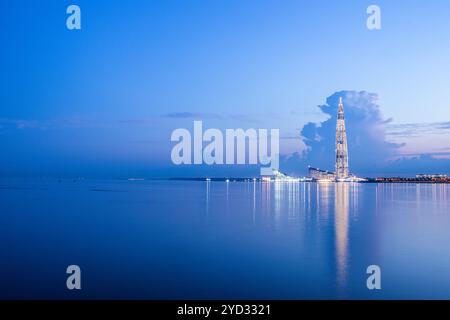 Lakhta Zentrum in Sankt Petersburg bei Nacht. Modernes hohes Gebäude. Weiße Nacht. Ruhig und ruhig. Artikel über moderne Gebäude. Stockfoto