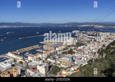 Gibraltar, Gibraltar, 27. April 2024: Blick auf die Bucht von Algeciras und die Innenstadt von Gibraltar mit der Seilbahn im Vordergrund, Europa Stockfoto