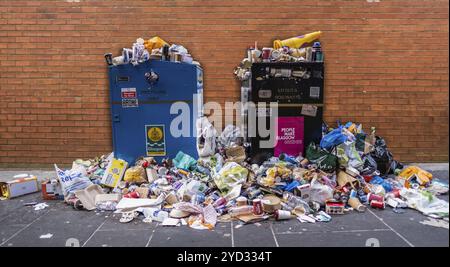 GLASGOW, SCHOTTLAND, Großbritannien, 29. AUGUST 2022: Mülltonnen überschwemmen während der Schottland bin Strikes Stockfoto