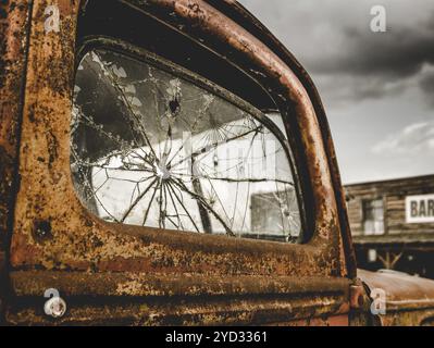 Retro gefiltert Americana Bild eines Jahrgangs Rusty Truck vor einer Bar Stockfoto