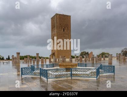 Rabat, Marokko, 30. März 2024: Blick auf den Hassan-Turm und die Moschee-Ruinen in der Nähe des Grabes von Mohammed V. in der Innenstadt von Rabat, Afrika Stockfoto