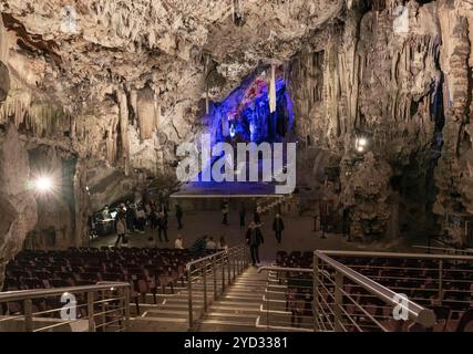 Gibraltar, Gibraltar, 27. April 2024: Blick auf das Auditorium im Inneren der St. Michael-Höhle in Gibraltar, Europa Stockfoto