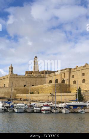 Valletta, Malta, 23. Dezember 2023: Viele Boote im Großen Hafen von Valletta mit der Festung Birgu im Hintergrund, Europa Stockfoto