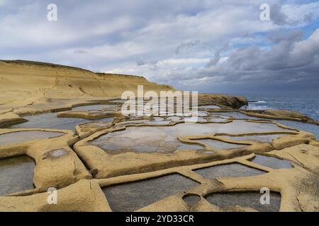 Blick auf die Salinen in der Bucht von Xwejni auf der maltesischen Insel Gozo Stockfoto