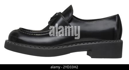 Isolierter schlichter schwarzer Damen-Schuh mit Lochmuster oder Loafer auf Weißem Hintergrund Stockfoto