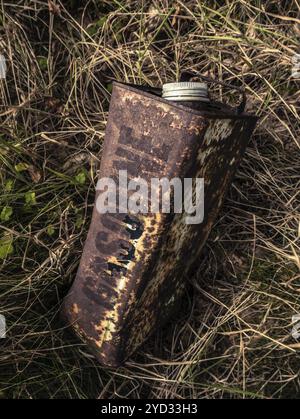 Konzeptbild von eine alte rostige Benzin können im Unterholz verlassen Stockfoto