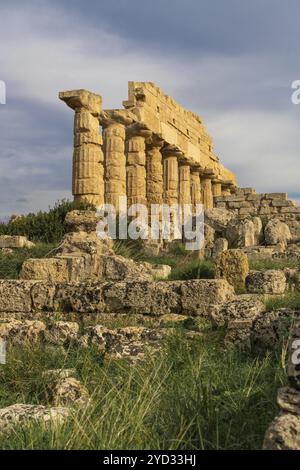 Castelvetrano, Italien, 3. Januar 2024: Blick auf den Tempel C in Selinunte in Sizilien, Europa Stockfoto